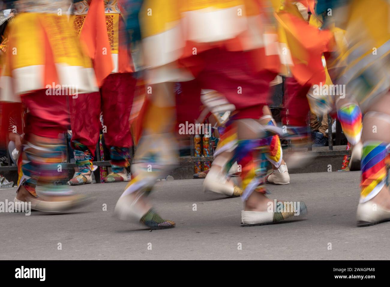 Diferentes grupos coreográficos recorren el camino en el segundo día del Carnaval de los Negros y Blancos. Pasto, Nariño, 3 de enero de 2024. Foto de stock