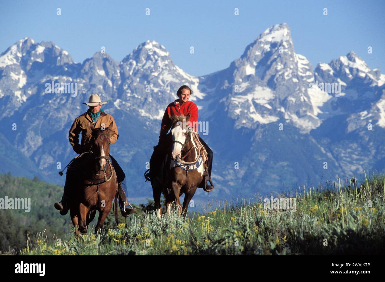 Un turista y su guía recorren las estribaciones de la gama Gros Ventre