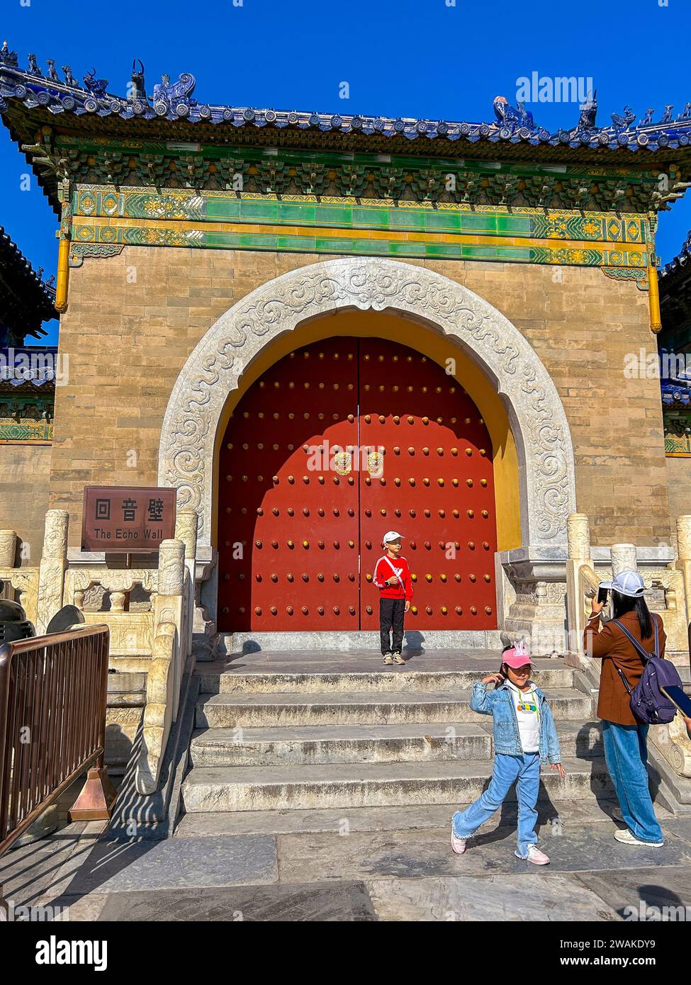 Beijing, China, gente china, familia con niños, turistas, visita en el Templo del Cielo, Monumento Histórico, Muro del Eco, Palacio de Invierno Foto de stock