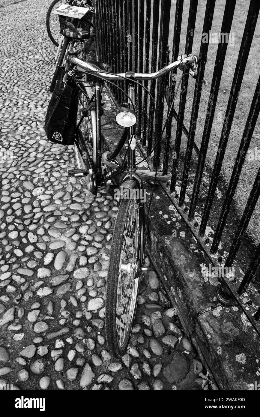 bicicleta contra las barandillas en Radcliffe Square, Oxford, Inglaterra Foto de stock