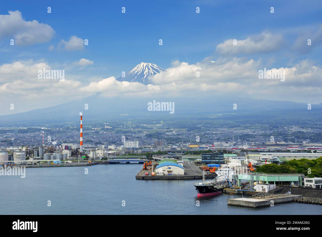 Vista sobre la ciudad de Fuji y el puerto de Tagonoura con el monte Fuji en el fondo en primavera, Prefectura de Shizuoka, Japón Foto de stock