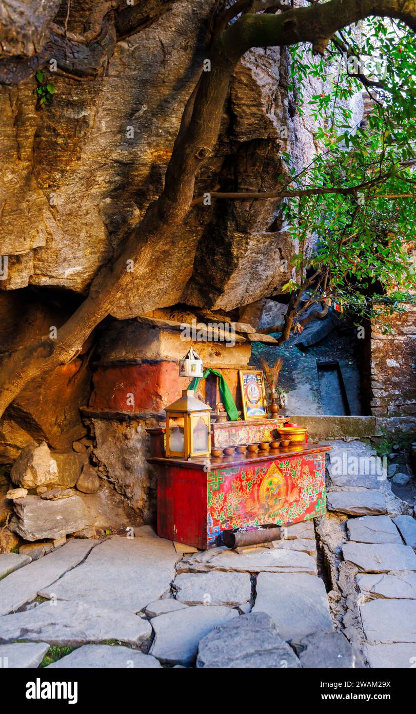 Un pequeño altar en Paro Taktsang (monasterio de Taktsang Palphug, nido del tigre), un sitio sagrado de Vajrayana Himalaya acantilado budista, Valle de Paro, Bután Foto de stock