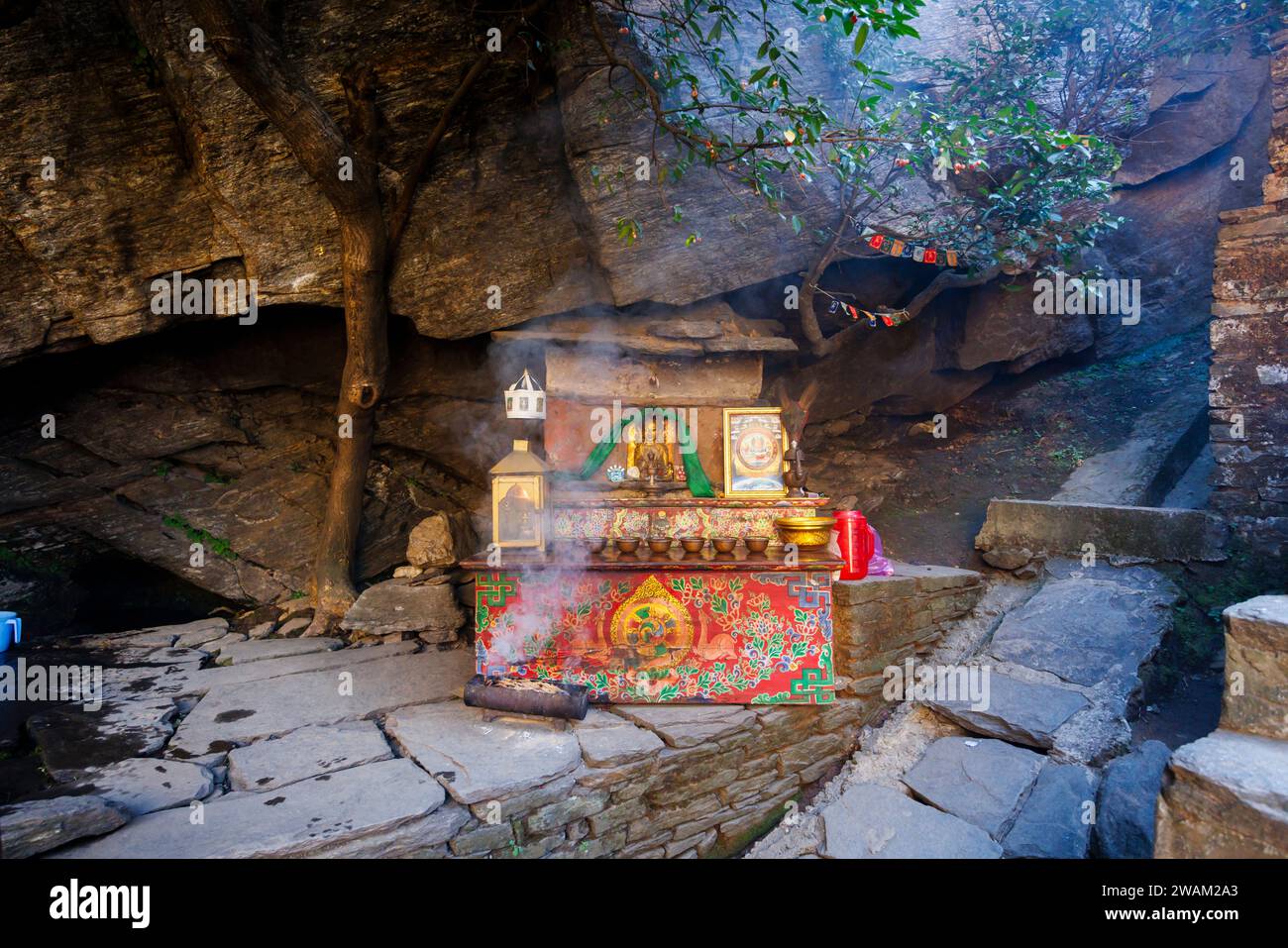 Un pequeño altar en Paro Taktsang (monasterio de Taktsang Palphug, nido del tigre), un sitio sagrado de Vajrayana Himalaya acantilado budista, Valle de Paro, Bután Foto de stock