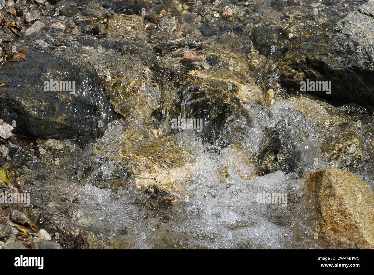 Río de montaña arroyo agua pura clara Foto de stock