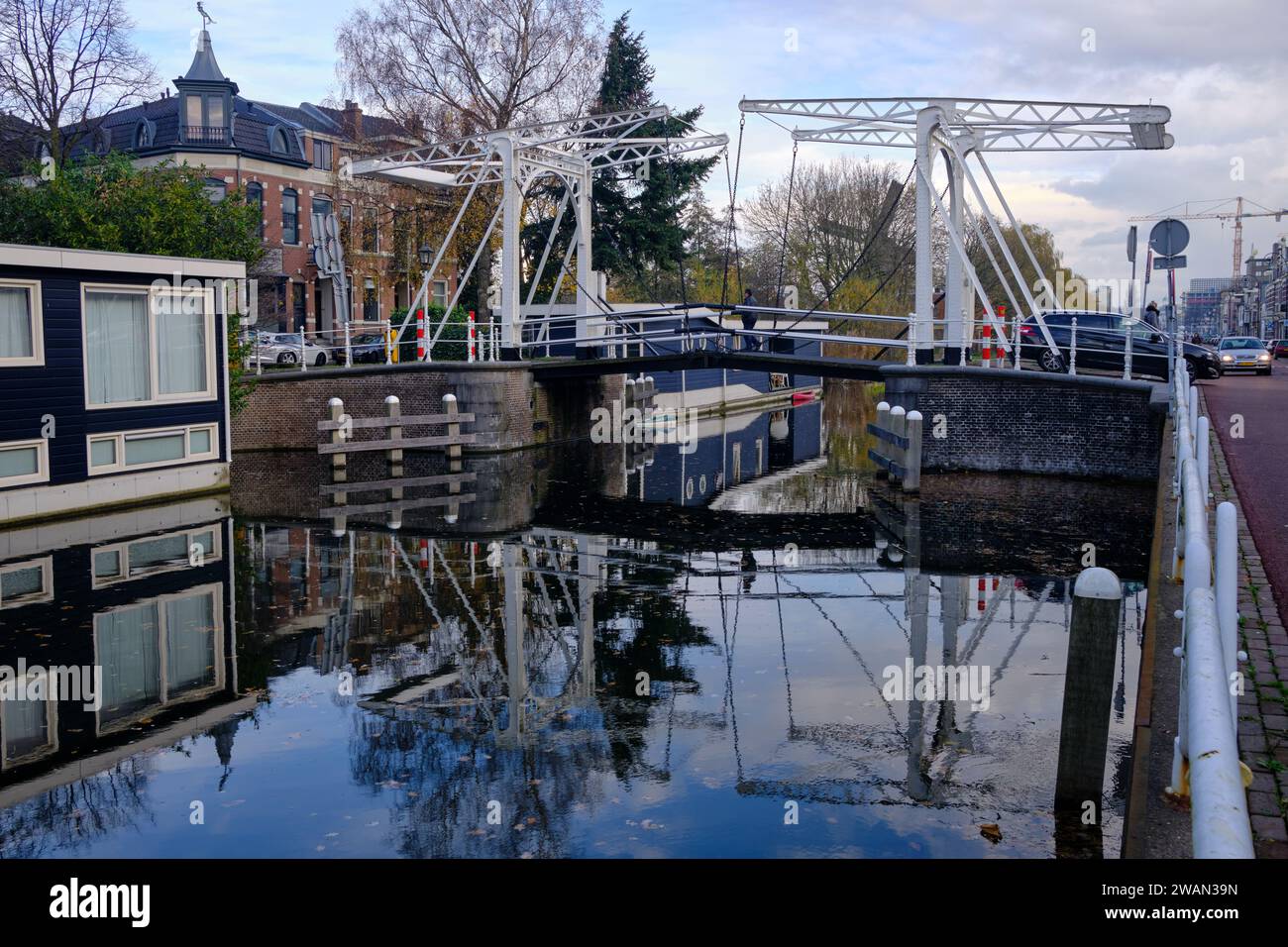 Dibuje el puente sobre el canal en Utrecht Foto de stock