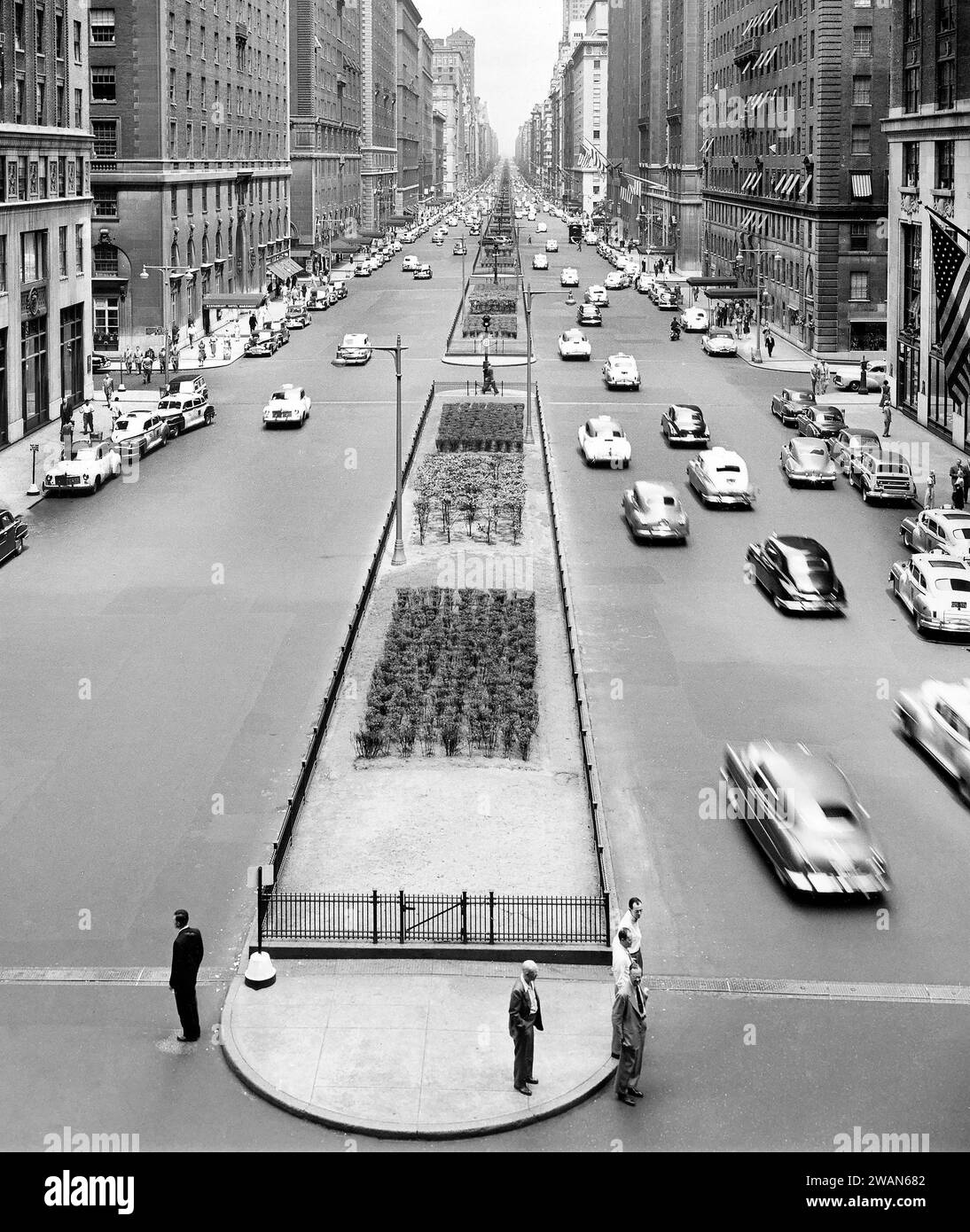 Vista de ángulo alto de Park Avenue mirando hacia el norte, Nueva York, Nueva York, EE.UU., Angelo Rizzuto, colección Anthony Angel, 1950 Foto de stock