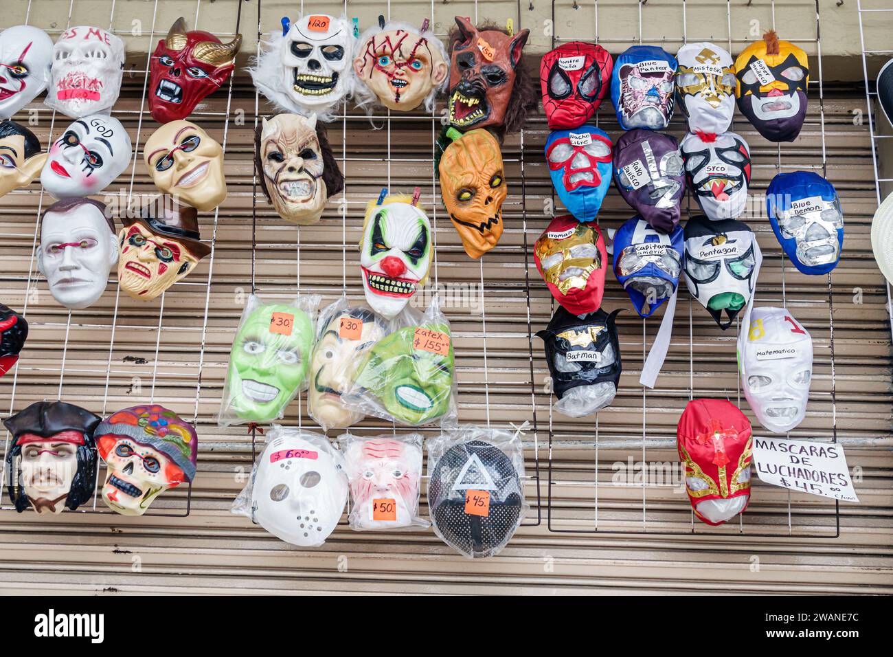 Mérida México, centro historico distrito histórico central, máscaras de Halloween luchadores lucha libre, tienda de negocios mercado de mercado de comercio, venta Foto de stock