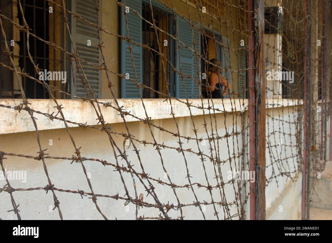 Balcón fuera de las celdas de la prisión. Museo del Genocidio Tuol Sleng (Prisión de Seguridad S-21) ubicado en una antigua escuela secundaria de Phnom Penh, Camboya, Asia. Foto de stock