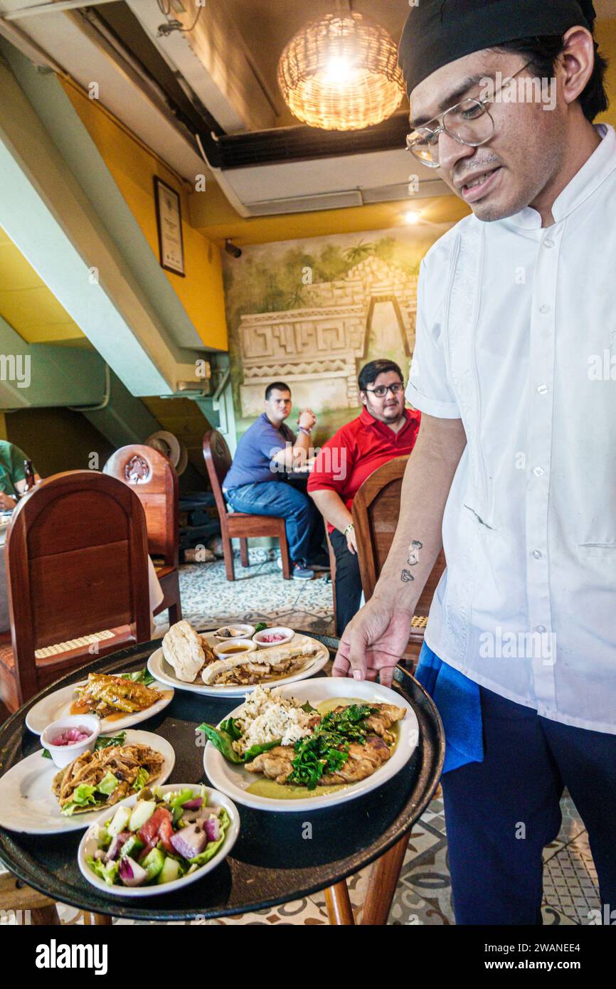 Mérida México, centro historico distrito histórico central, servicio de comida, platos de la bandeja, La Chaya Maya, comida Yucateca, hombre hombres, adulto, residente, dentro Foto de stock