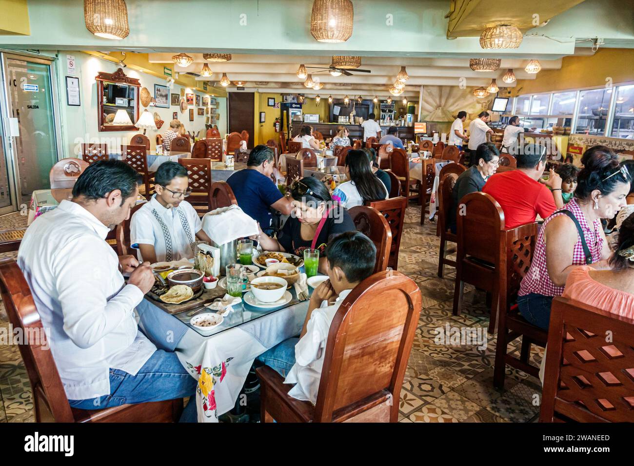 Mérida México,centro historico distrito histórico central,mesas sillas,La Chaya Maya,comida Yucateca,hombre hombres,mujer mujer mujer dama hembra,adultos residen Foto de stock