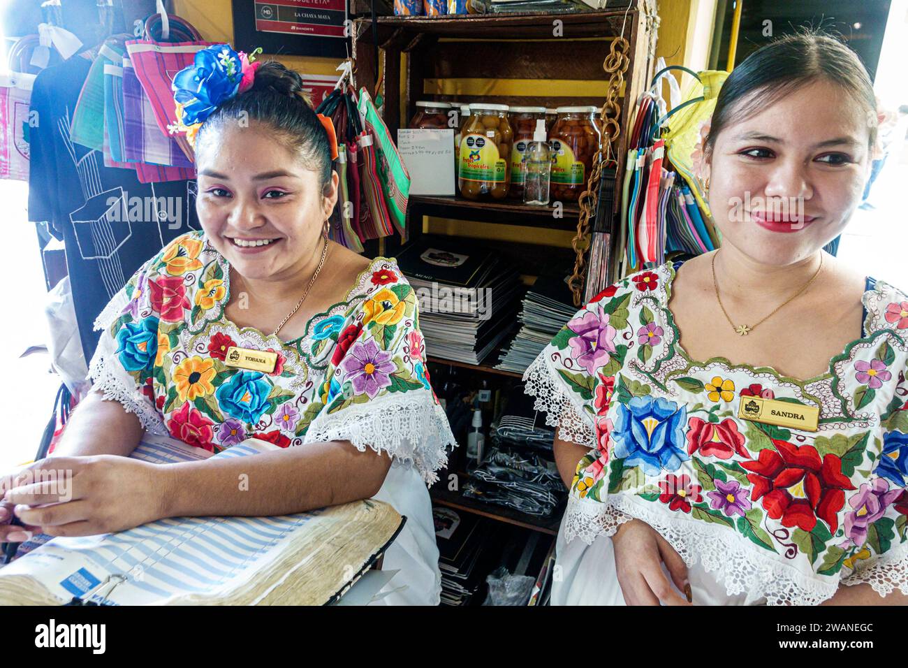 Mérida México, centro historico distrito histórico central, vestido estilo maya huipil bordado, azafatas, La Chaya Maya, comida Yucateca, mujer wome Foto de stock