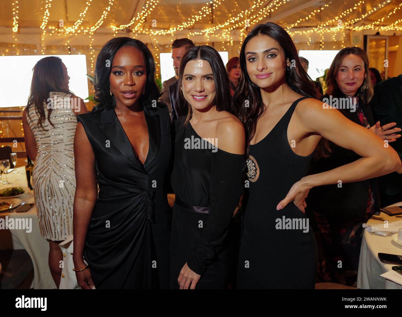 Aja Naomi King (izquierda), Renata Notni (derecha) e invitada en la