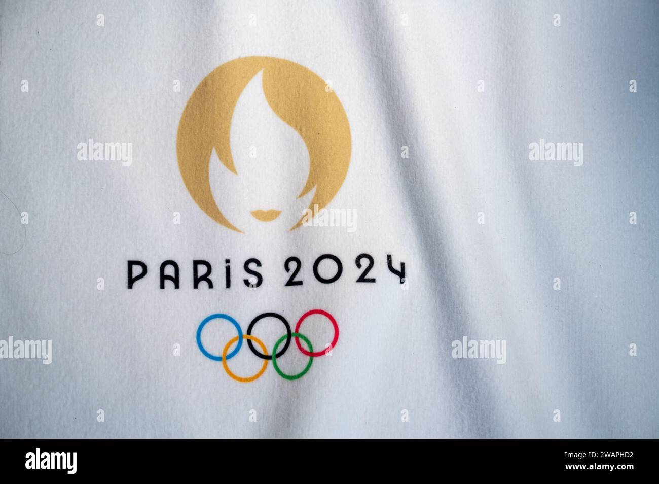PARÍS, FRANCIA, 4 DE ENERO. 2024: Logotipo oficial de los Juegos Olímpicos de Verano de París 2024 sobre fondo blanco Foto de stock