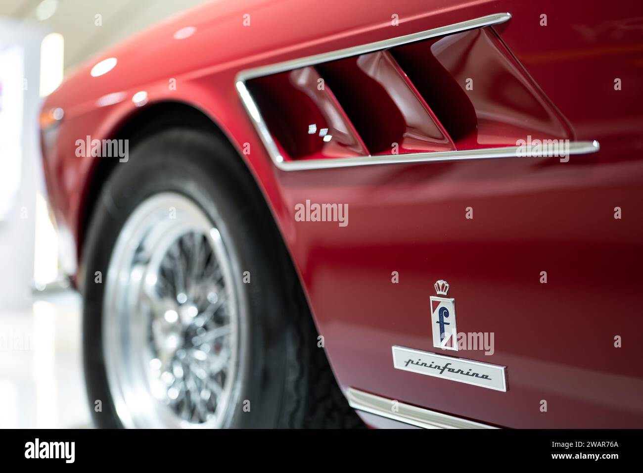 MODENA, ITALIA - 21 DE ABRIL de 2022: Detalle del coche deportivo rojo Ferrari 275 GTS en el Museo Enzo Ferrari Modena centrado en el logotipo de Pininfarina Foto de stock
