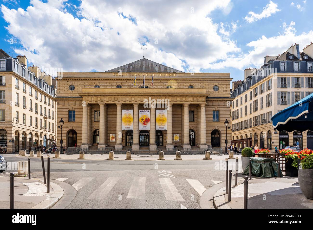 Vista de la Place de l'Odéon con la fachada del Teatro Odéon, vacío, sin coches, cielo azul, 6º arrondissement, centro de la ciudad de París, Francia Foto de stock