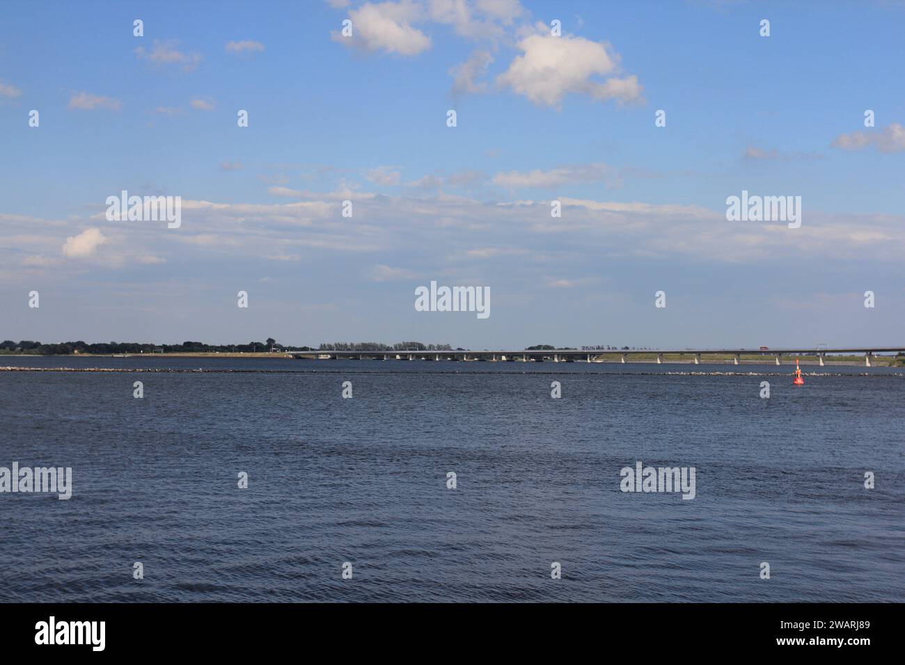 Ruegen Causeway es el nombre de la carretera original que conecta la isla de Ruegen con la ciudad de Stralsund en el continente del estado alemán de Mecklenbu Foto de stock