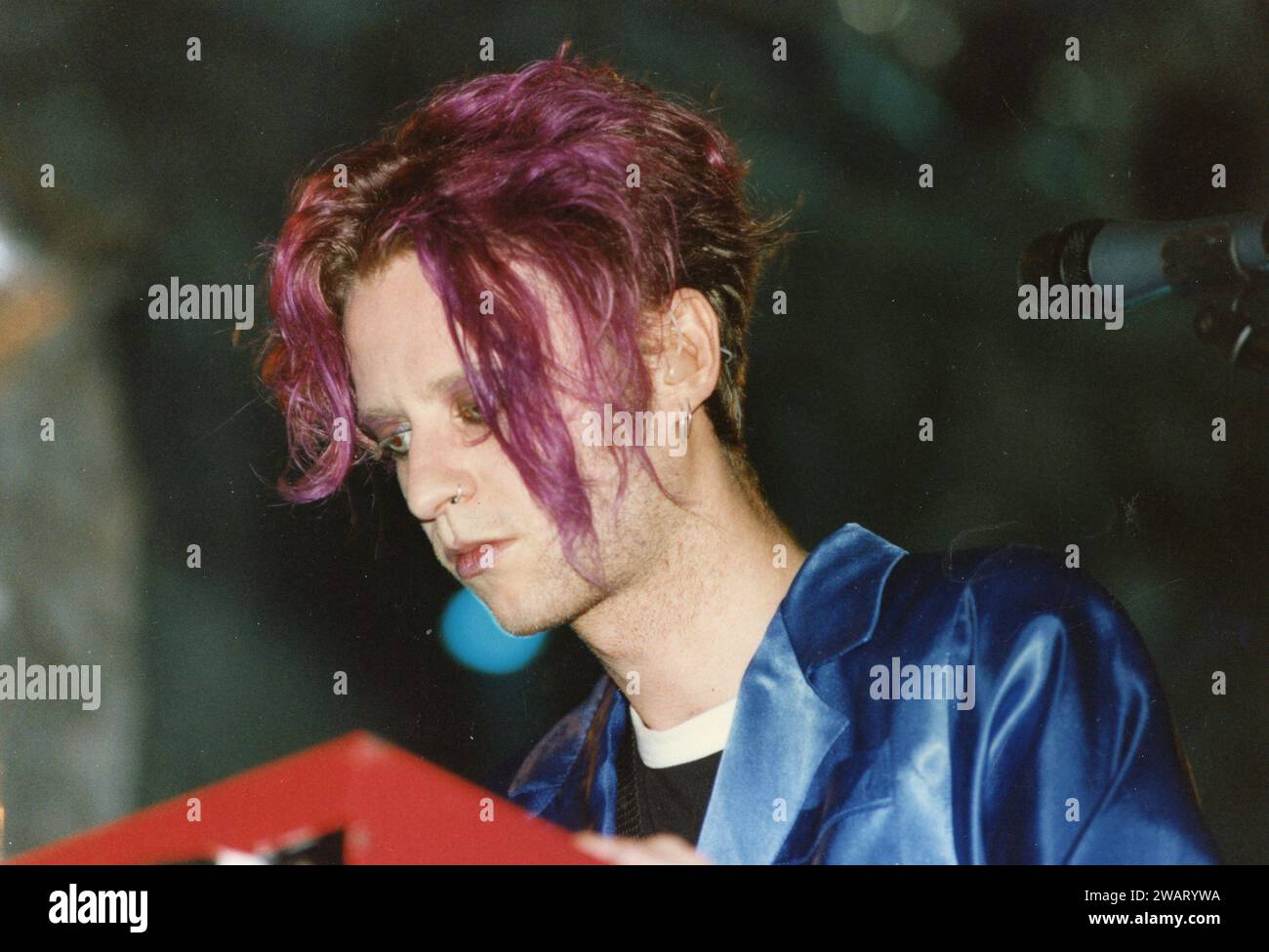 El músico italiano Andy Fluon en un concierto de banda Bluvertigo, Italia 1990 Foto de stock