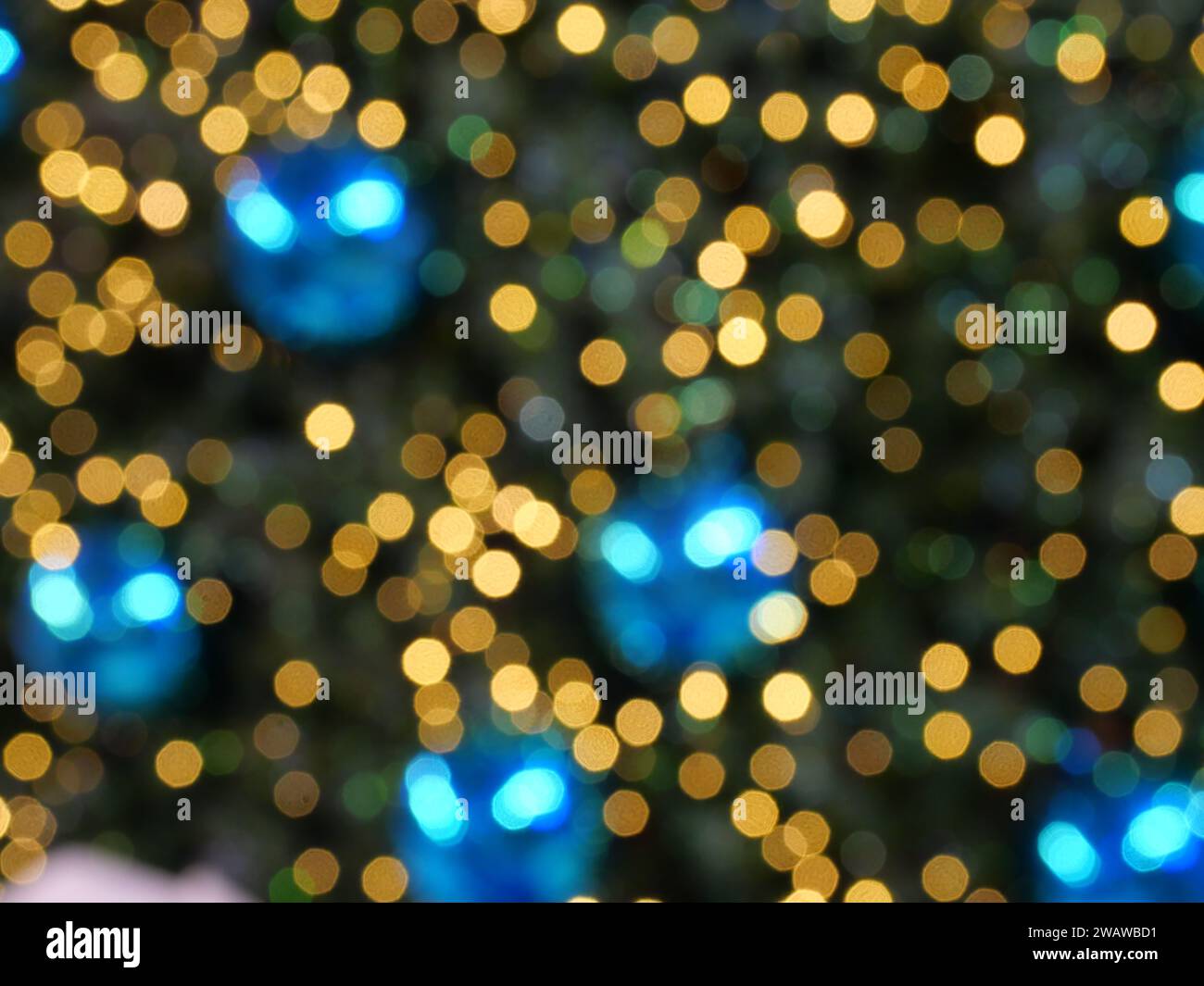 Círculos azules y amarillos se extienden en la superficie de color verde y negro, fondo de luz de la ciudad de la noche para la celebración de la temporada de vacaciones Foto de stock