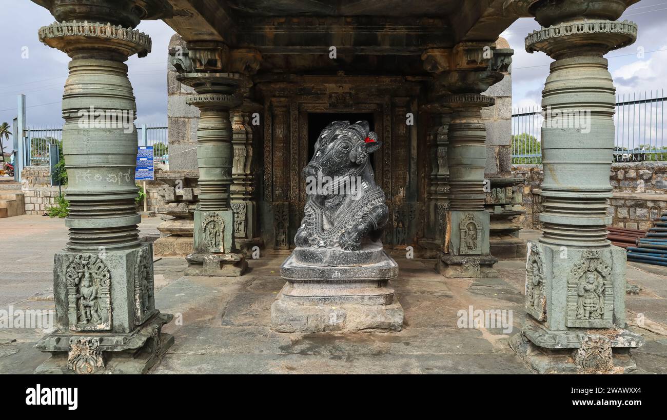 Hermosa estatua de Nandi tallada y antiguo templo Shree Kalleshwara, construido por la dinastía Chalukya, Hire Hadagali, Vijayanagara, Karnataka, India. Foto de stock