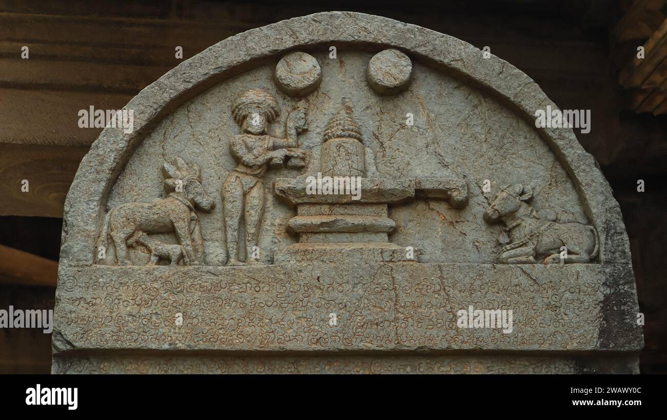 Talla de la dinastía Chalukya Lekh en la piedra, Shree Kalleshwara templo, Hire Hedagali, Vijayanagara, Karnataka, India. Foto de stock