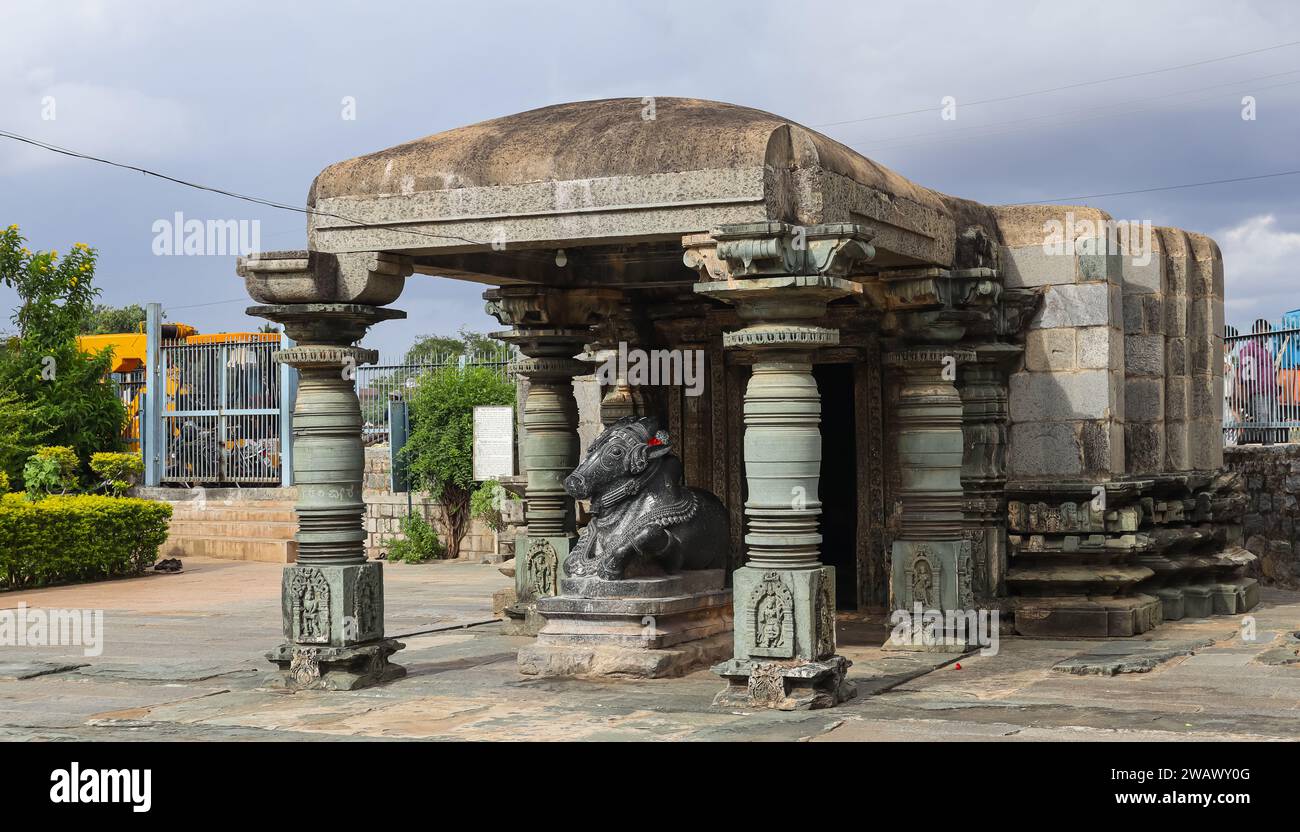 Hermosa estatua de Nandi tallada y antiguo templo Shree Kalleshwara, construido por la dinastía Chalukya, Hire Hadagali, Vijayanagara, Karnataka, India. Foto de stock