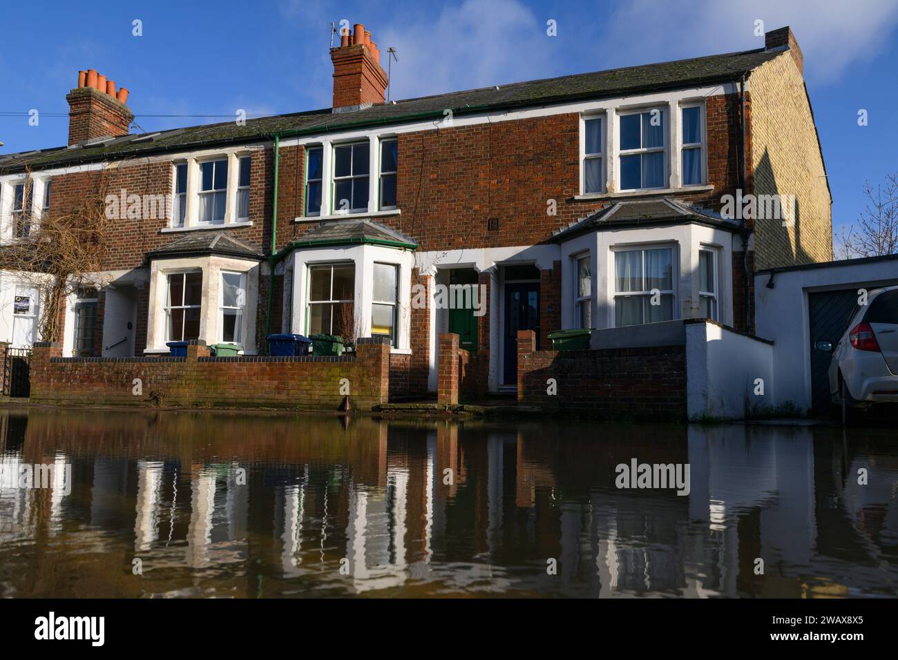 Casas adosadas reflejadas en las aguas de inundación Helen Road, Oxford