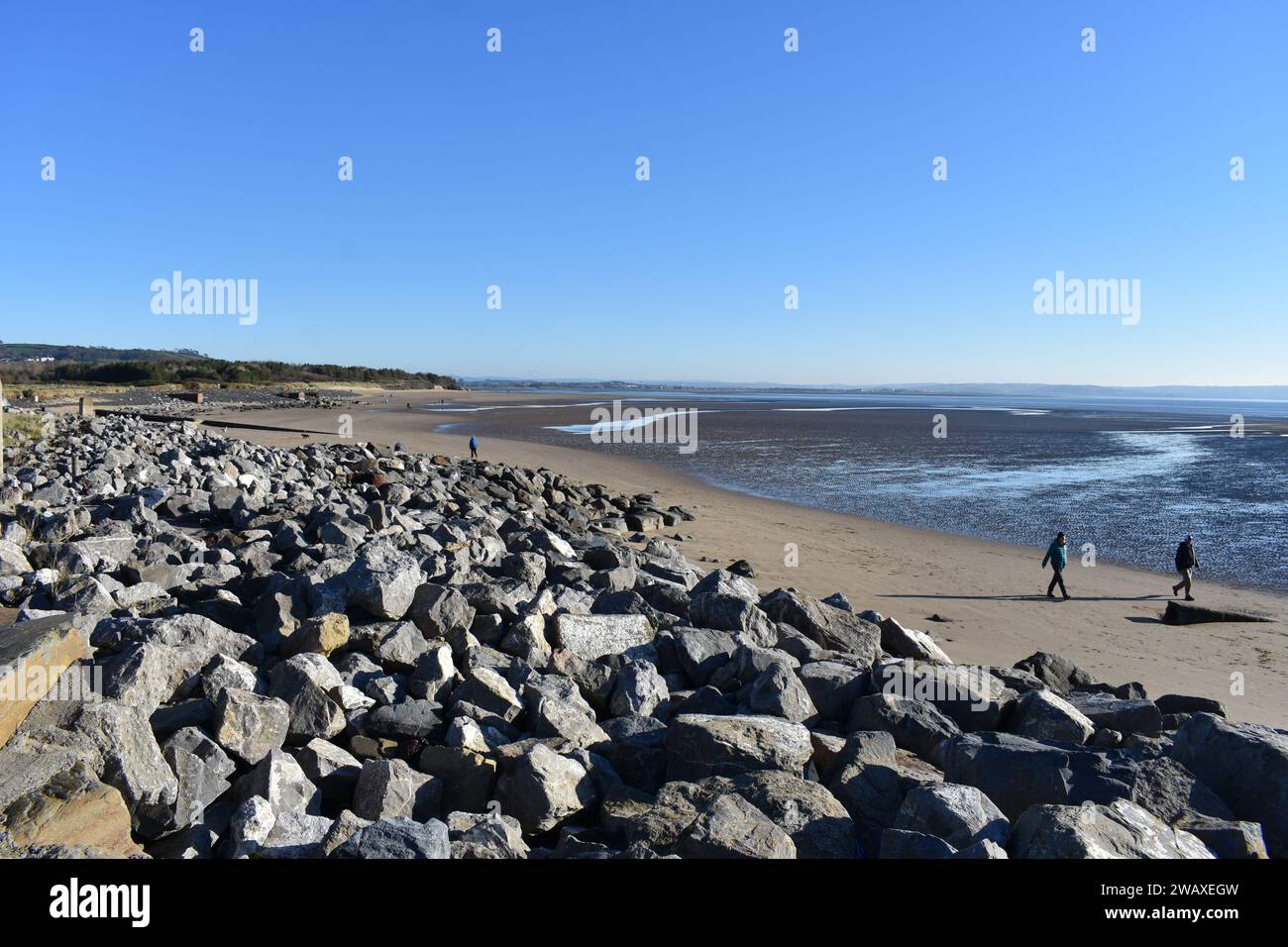 Caminando por la playa de Burry Port East, Burry Port, Carmarthenshire, Gales Foto de stock