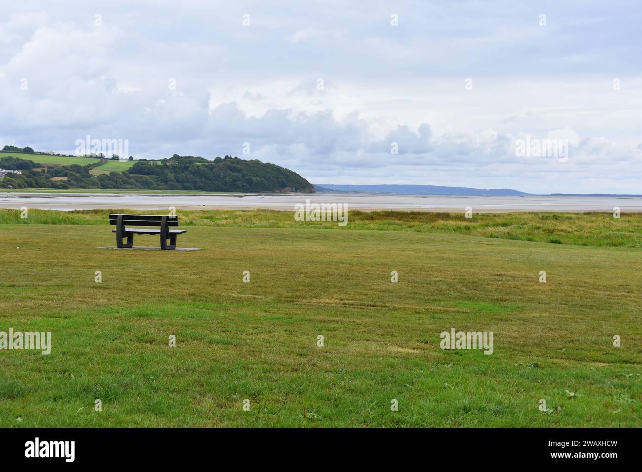 Banco público con vistas al río Taf estuario, Laugharne, Carmarthenshire, Gales Foto de stock