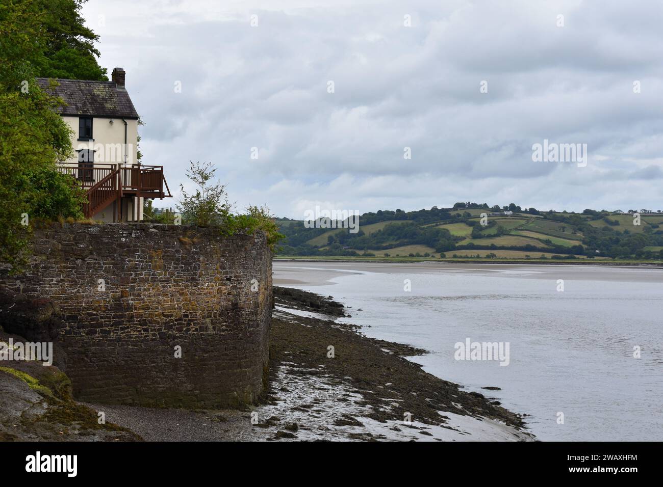 Casa de barco Dylan Thomas con vistas al estuario de Laugharne, Carmarthenshire, Gales Foto de stock