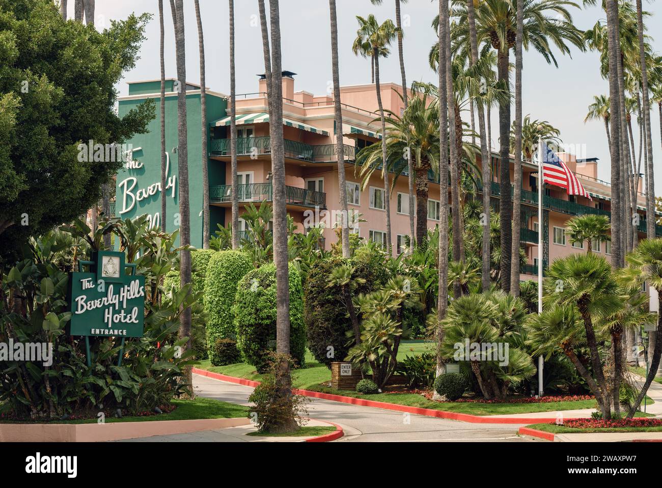 El Beverly Hills Hotel en Sunset Boulevard en Beverly Hills, Los Ángeles, California. Exterior del hotel en colores rosa y verde de la firma. Foto de stock