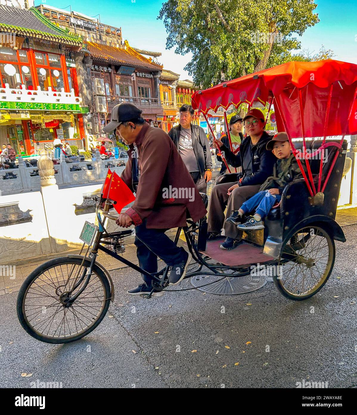 Beijing, China, turistas chinos Visitando en el centro histórico de la ciudad, tradicional 'Pousse-Pousse', conductor de Rickshaw, distrito de los lagos Houhai, Deshengùen St Foto de stock