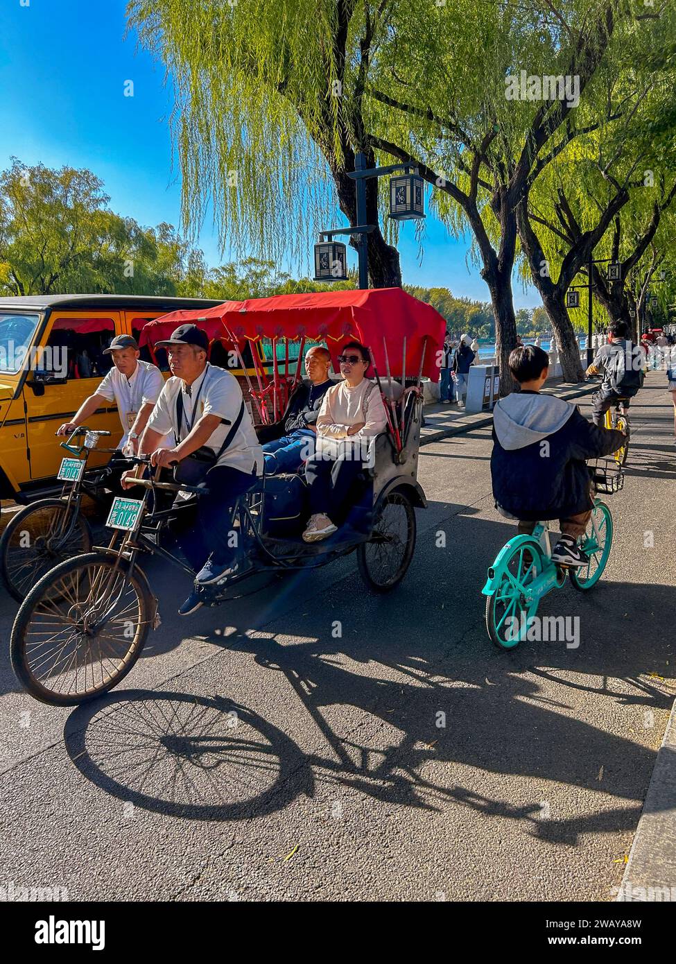 Beijing, China, turistas chinos Visitando en el centro histórico de la ciudad, tradicional 'Pousse-Pousse', conductor de Rickshaw, distrito de los lagos Houhai, Deshengùen St Foto de stock