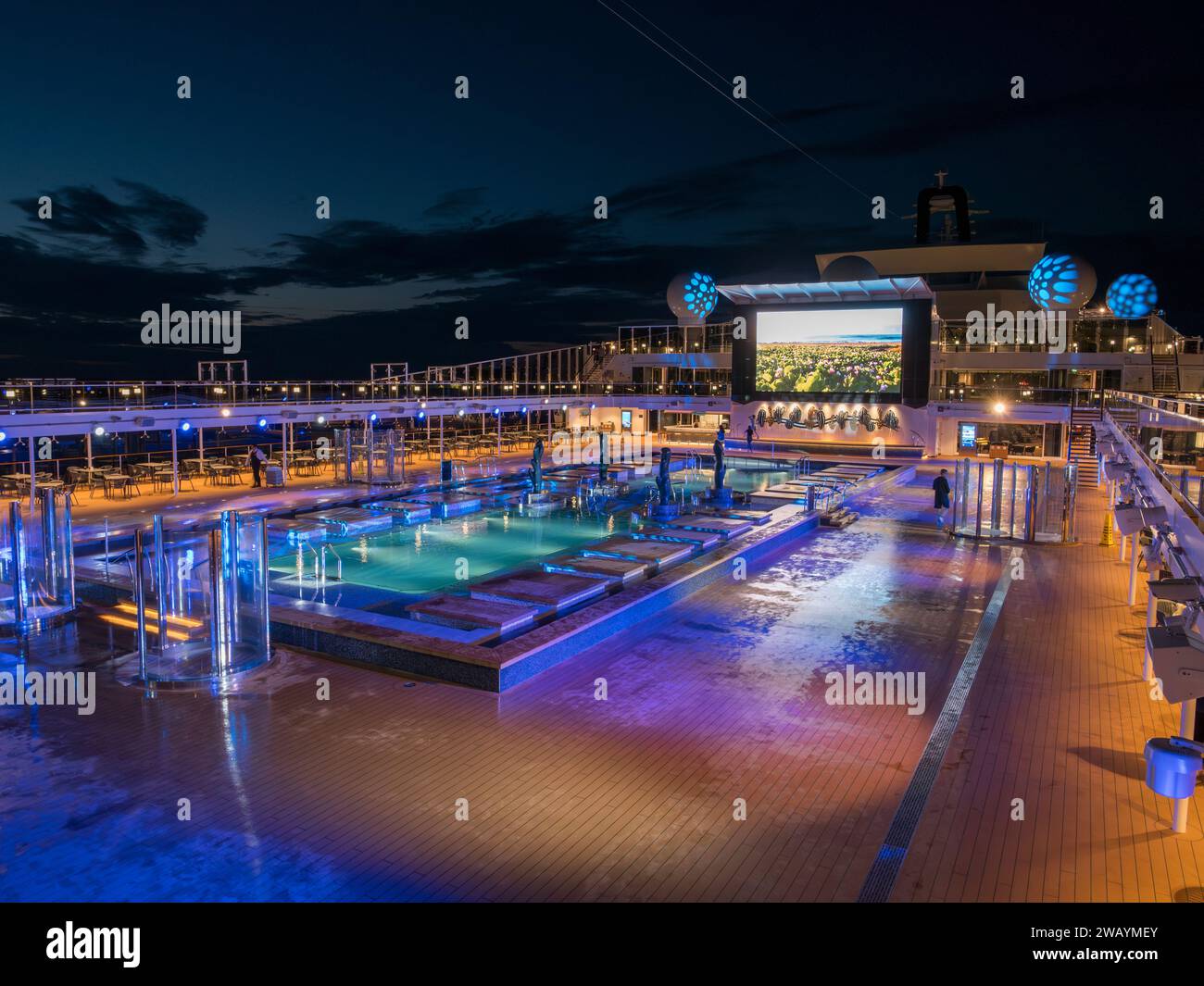 Vista nocturna de la cubierta principal de la piscina (la piscina Atmosphere) en el MSC Euribia navegando en el norte de Europa (23 de julio). Foto de stock