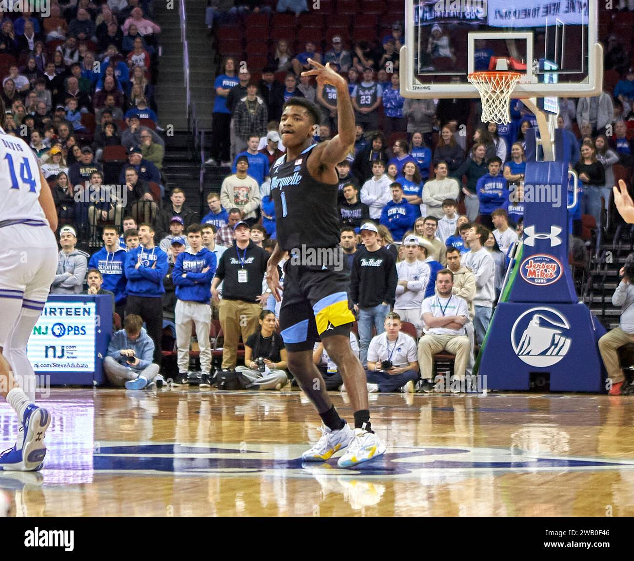 Kam Jones (1), guardia de las Águilas Doradas del Marquette, reacciona