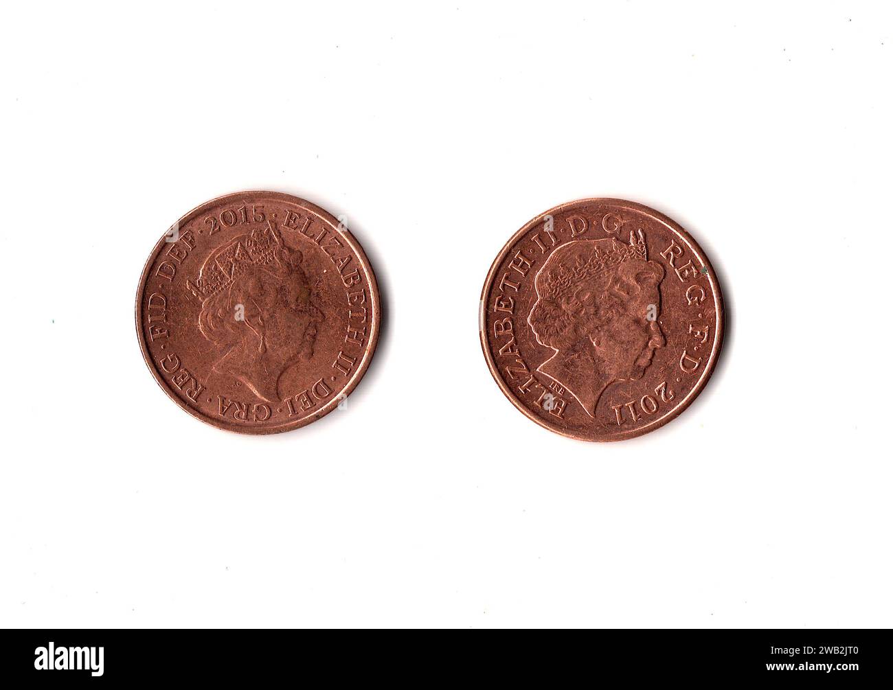 Dos monedas de peniques del Reino Unido sobre un fondo blanco. Foto de stock