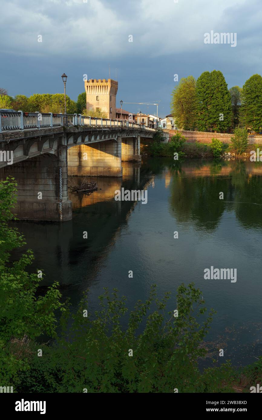 Panorama sul Ponte Trento e Trieste di Pizzighettone a Cremona, Lombardia Foto de stock