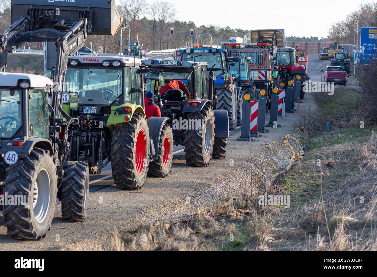 Reportaje 08.01.2024 Bauernprotesttag mit blockade von Autobahnauffahrten Straßensperrung, Trecker am Rand der Landstraße, Zufahrt zur Autobahn Heßdorf, Mittelfranken Bayern Deutschland *** Informe 08 01 2024 Día de protesta de los agricultores con bloqueo de carreteras de acceso Cierre de carreteras, tractor en el lado de la carretera, acceso a la carretera Heßdorf, central Franconia Baviera Alemania Foto de stock