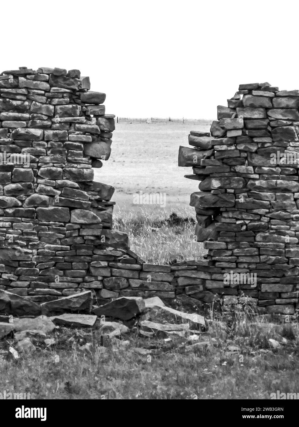 Una pared rota de una antigua ruina de una granja abandonada en la Provincia del Estado Libre de Sudáfrica Foto de stock