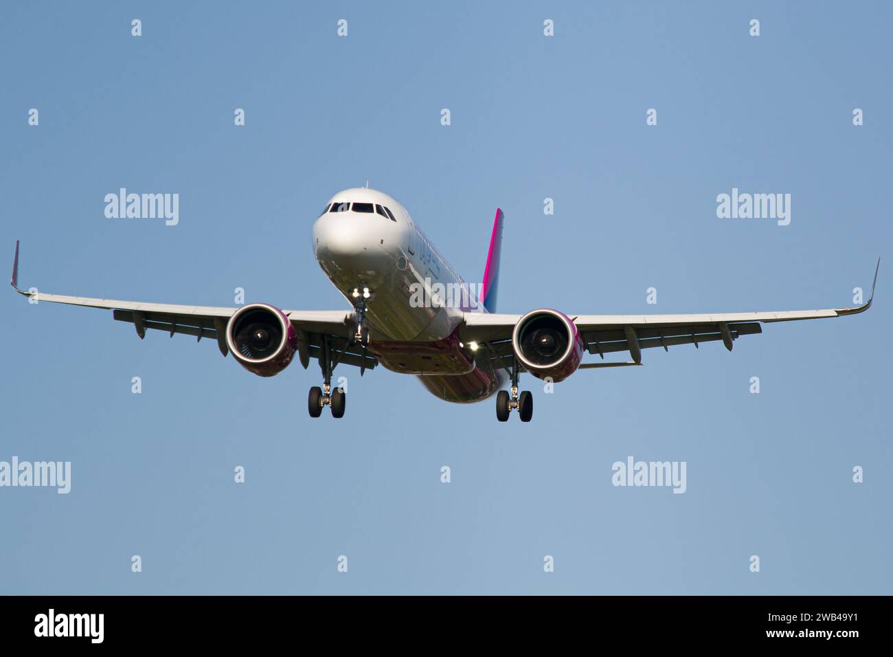 Wizzair Airbus A321 NEO en aterrizaje de aproximación final en el Aeropuerto Internacional de Lviv Foto de stock