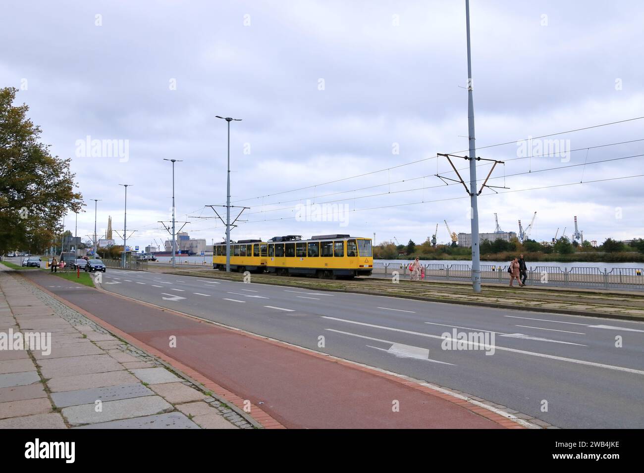 28 de octubre de 2023 - Stettin, Szczecin en Polonia: Tranvía moderno en el centro de la ciudad Foto de stock