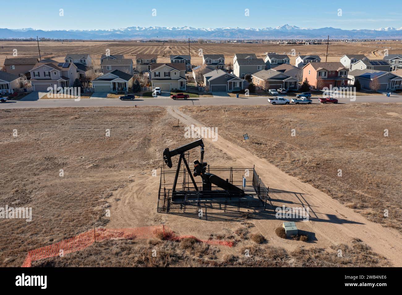 Frederick, Colorado - Un pozo de petróleo cerca de una subdivisión de viviendas en el rango frontal de Colorado. Foto de stock