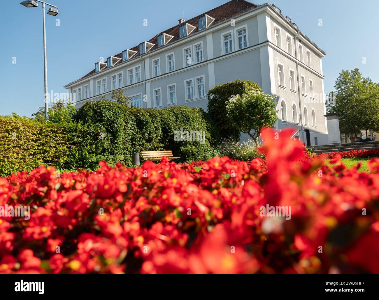 Kempten, Alemania, 8 de septiembre de 2023 Precioso parque con flores en el centro de la ciudad en un día soleado Foto de stock
