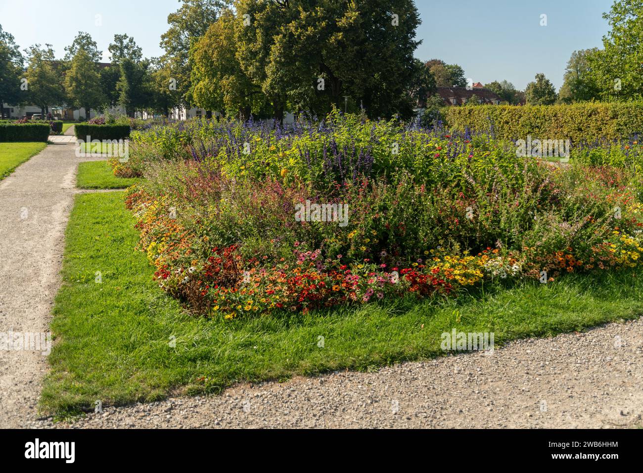 Kempten, Alemania, 8 de septiembre de 2023 Precioso parque con flores en el centro de la ciudad en un día soleado Foto de stock