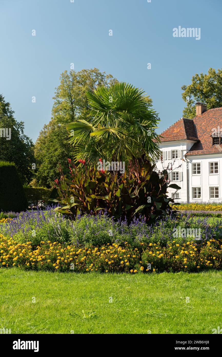 Kempten, Alemania, 8 de septiembre de 2023 Precioso parque con flores en el centro de la ciudad en un día soleado Foto de stock