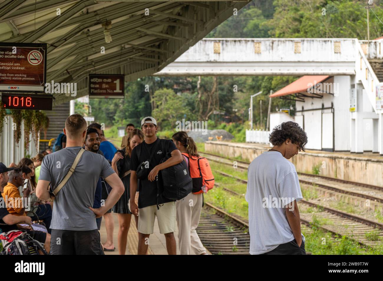 Ella, Sri Lanka, Asia - 19 de diciembre de 2023: Estación de tren de Ella en Sri Lanka. Pasajeros esperando en la plataforma para la llegada de un tren *** Bahnhof von Ella auf Sri Lanka. Cosas que hacer cerca de Passagiere warten am Bahnsteig auf die Ankuft von einem Zug Foto de stock