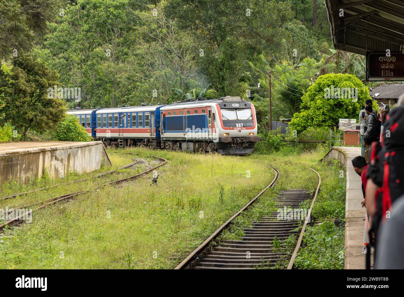 Ella, Sri Lanka, Asia - 19 de diciembre de 2023: Estación de tren de Ella en Sri Lanka. Pasajeros esperando en la plataforma para la llegada de un tren *** Bahnhof von Ella auf Sri Lanka. Cosas que hacer cerca de Passagiere warten am Bahnsteig auf die Ankuft von einem Zug Foto de stock