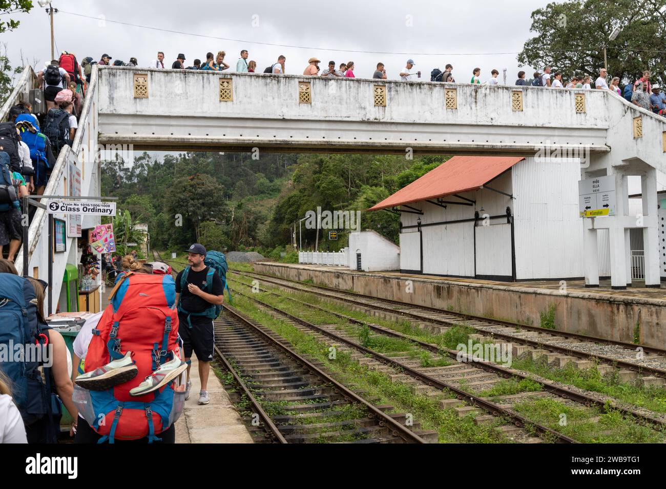 Ella, Sri Lanka, Asia - 19 de diciembre de 2023: Estación de tren de Ella en Sri Lanka. Pasajeros esperando en la plataforma para la llegada de un tren *** Bahnhof von Ella auf Sri Lanka. Cosas que hacer cerca de Passagiere warten am Bahnsteig auf die Ankuft von einem Zug Foto de stock