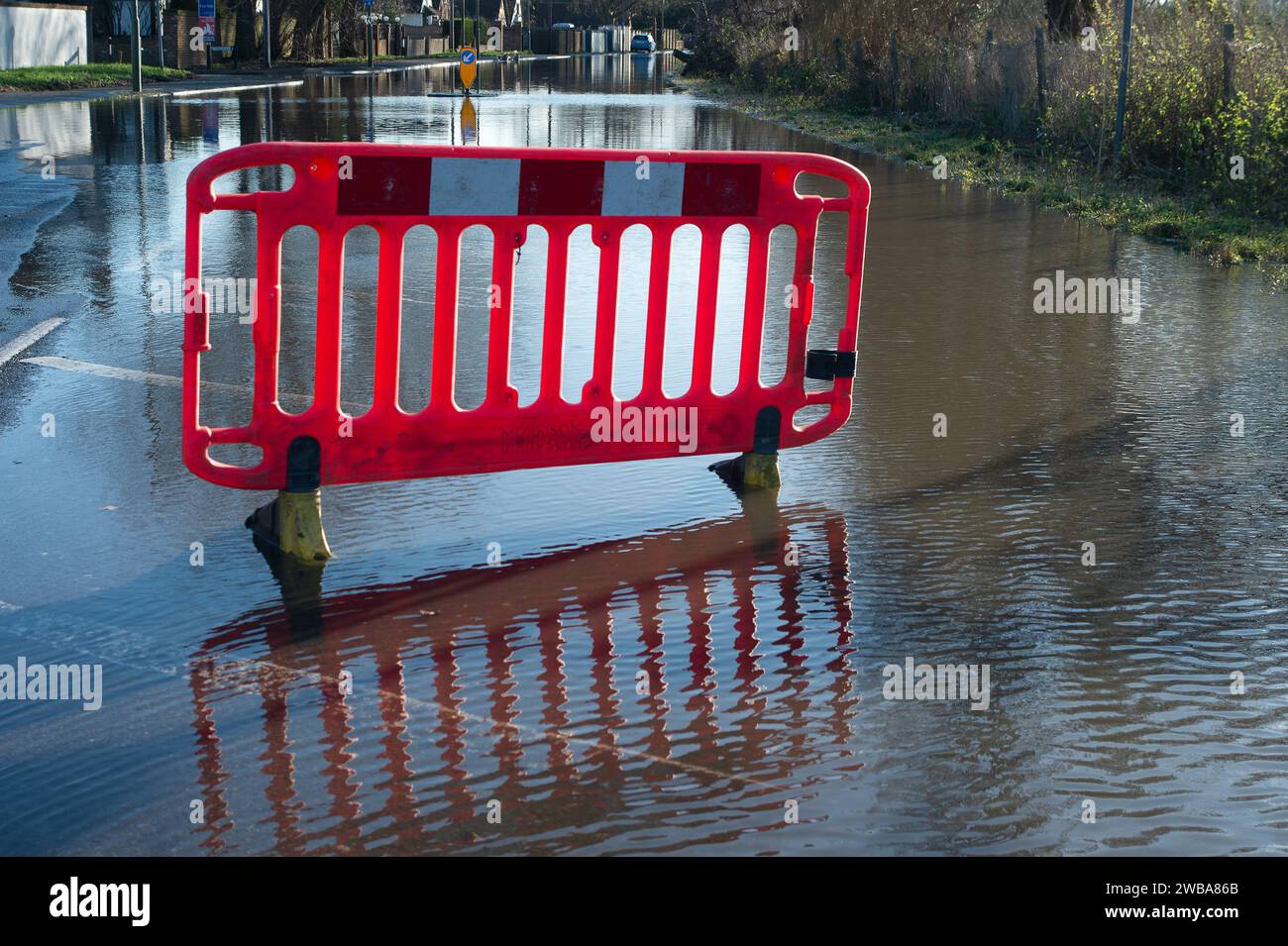 Staines upon Thames, Surrey, Reino Unido. 9 de enero de 2024. Un camino