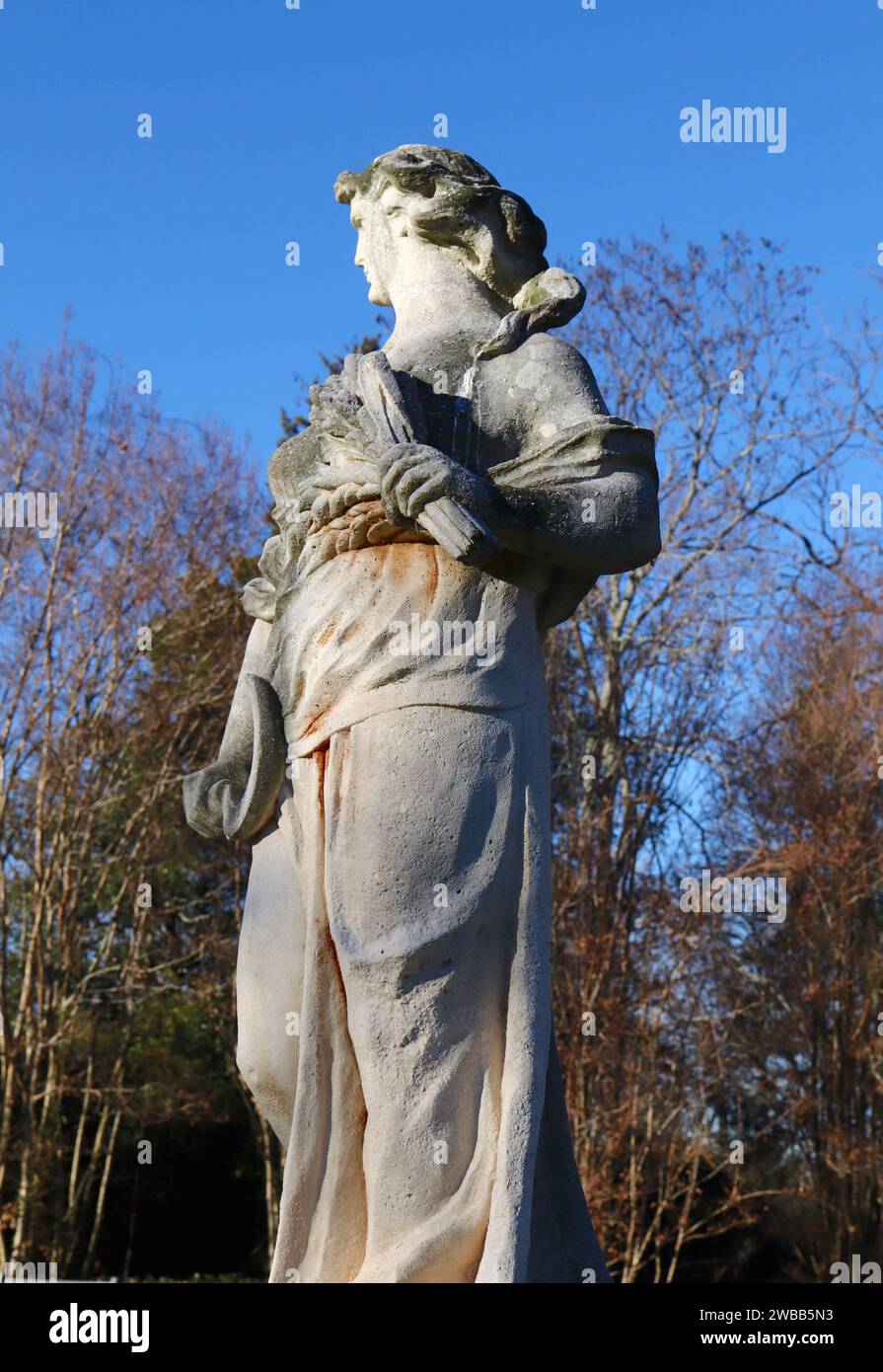 Estatua de la diosa mitológica en el jardín de la finca Foto de stock