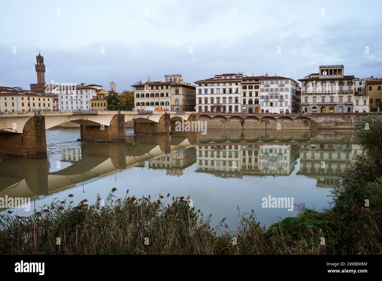 Río Arno con puentes y edificios circundantes en Florencia, Italia Foto de stock